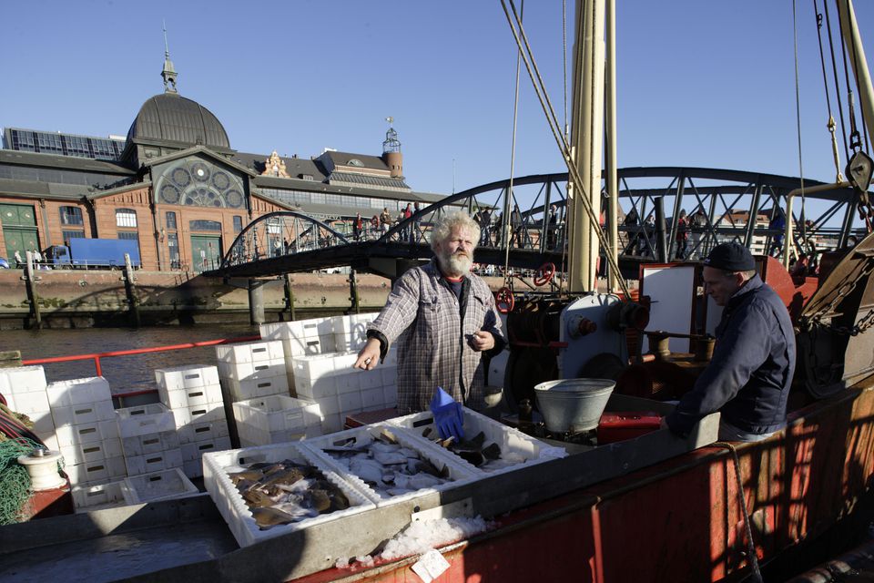 Fischmarkt, παραδοσιακή αγορά ψαριών λαμβάνει χώρα κάθε Κυριακή το πρωί, η αγορά, κτίριο στο βάθος είναι Fischauktionshalle, St. Pauli, Αμβούργο