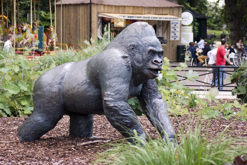 مجسمه پسر گوریلا در باغ وحش لندن