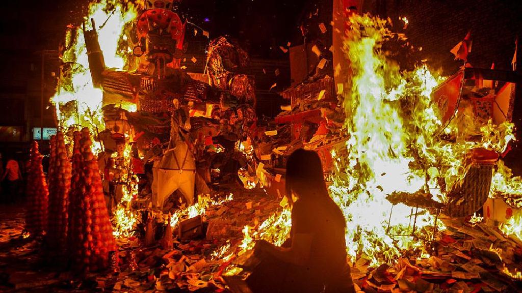 シンガポールとマレーシア Hungry Ghost Festivalを祝う