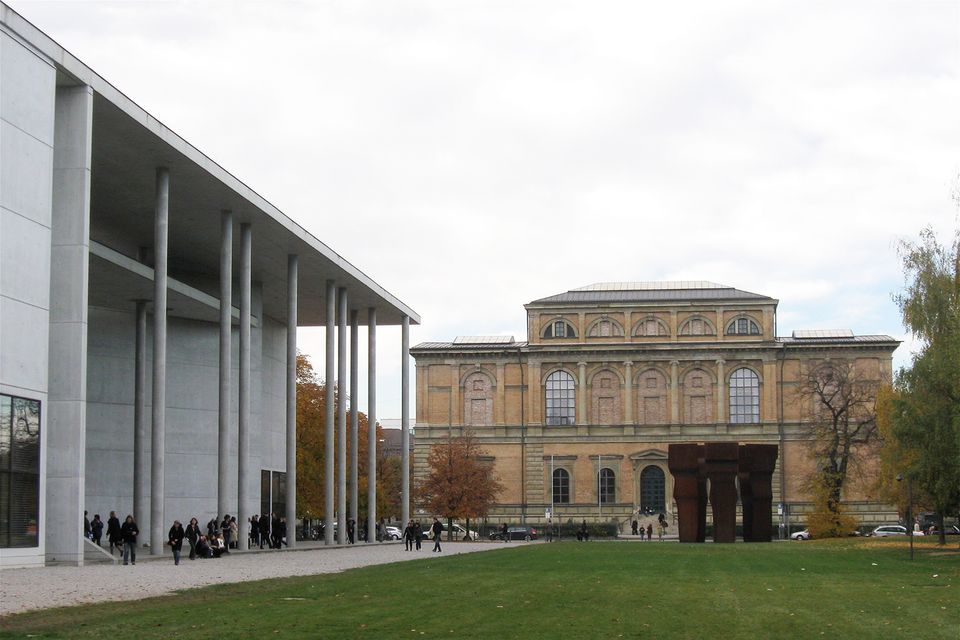 Pinakothek der Moderne (αριστερά) και Alte Pinakothek (δεξιά)