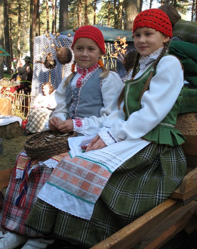 女性と男性のリトアニア民族衣装
