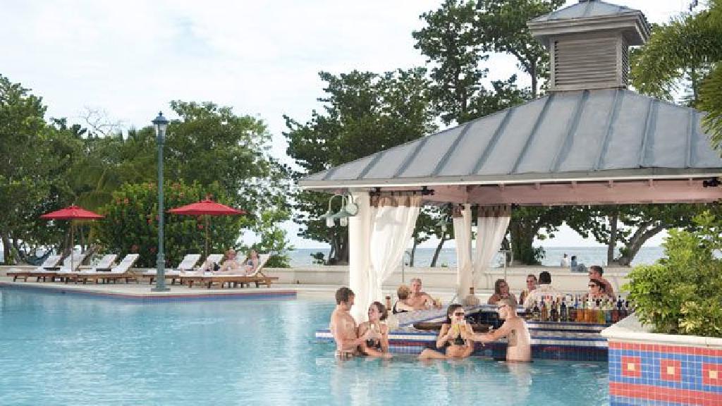 裸体来到新娘 在全裸婚礼上