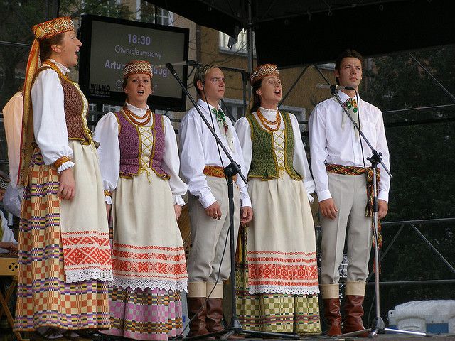 女性と男性のリトアニア民族衣装
