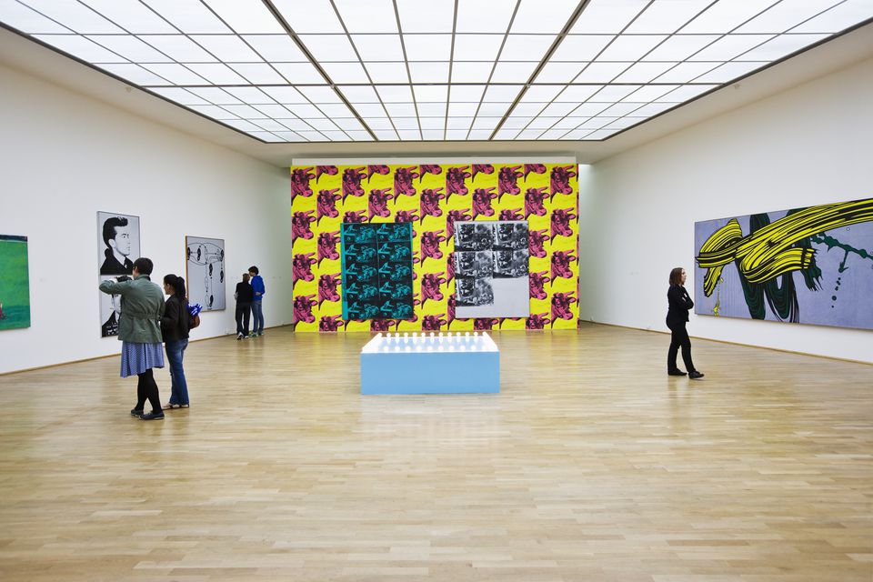Μουσείο για το Moderne Kunst (Μουσείο Μοντέρνας Τέχνης), ένα δωμάτιο με πρώτο πλάνο: Sturtevant, Gonzalez Torres Untitled (1995), στο παρασκήνιο: Andy Warhol, Wallpaper για τα αγελάδα (1966) Lichtenstein, κίτρινο και πράσινο