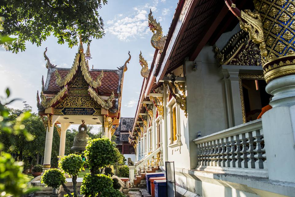 Kopsht i tempullit dhe jashtme në Wat Phra Singh, Chiang Mai, Tajlandë