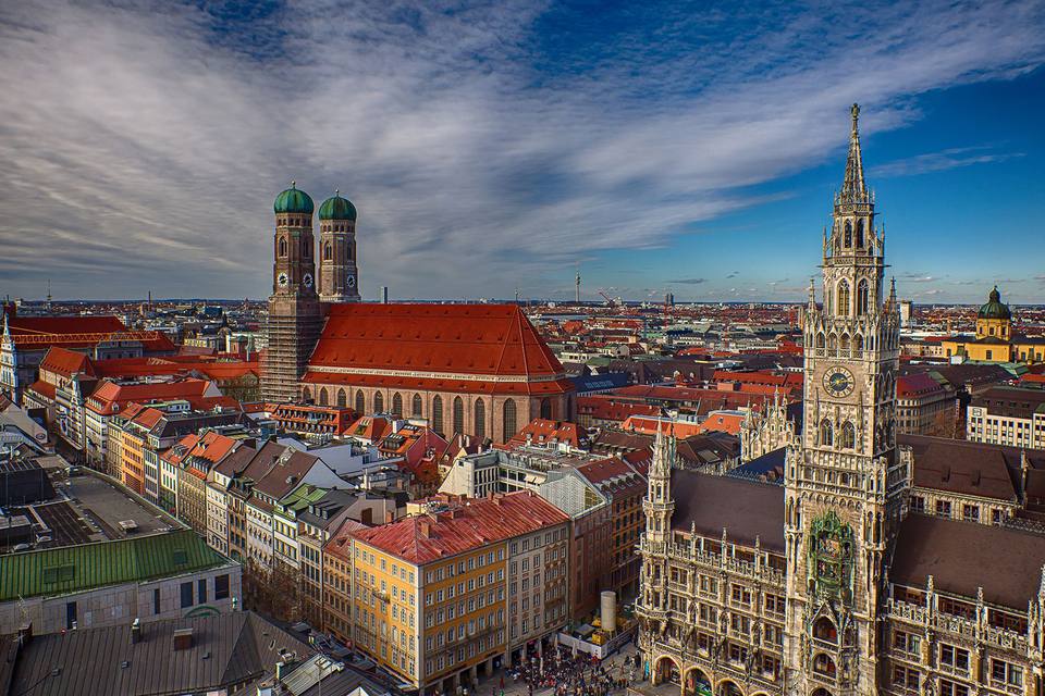 Κλασική θέα στο Μόναχο από τον Alter Peter στην πλατεία Marienplatz και Frauenkirche