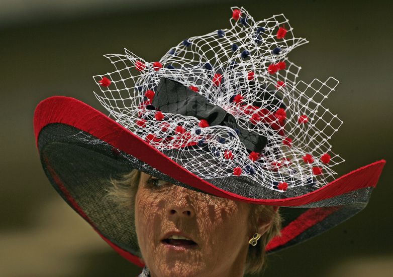Благодаря шляпе. Шляпки Роял аскот. Royal Ascot hats 2022. Royal Ascot шляпка 1969. Шляпы на королевских скачках Роял аскот.