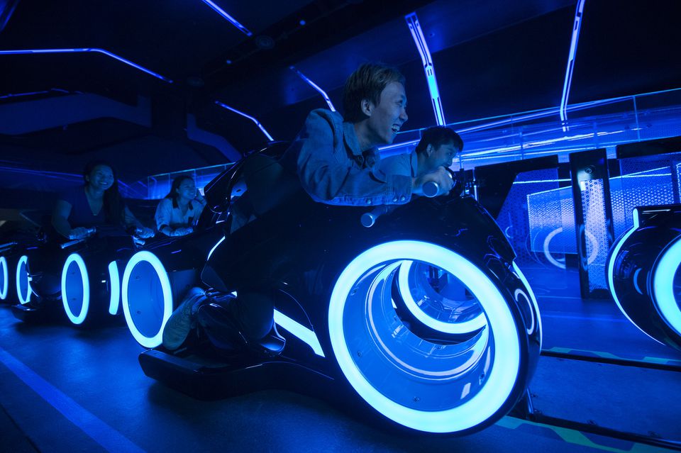 トロンローラーコースター 上海ディズニーランドライドのレビュー
