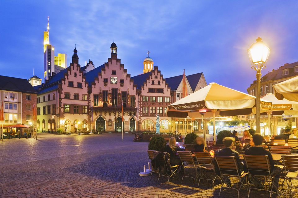 Η πλατεία Romerberg, το εστιατόριο Zum Standesamtchen και το Romer, με την πύλη Commerzbank στο βάθος, τη Φρανκφούρτη, τη Γερμανία