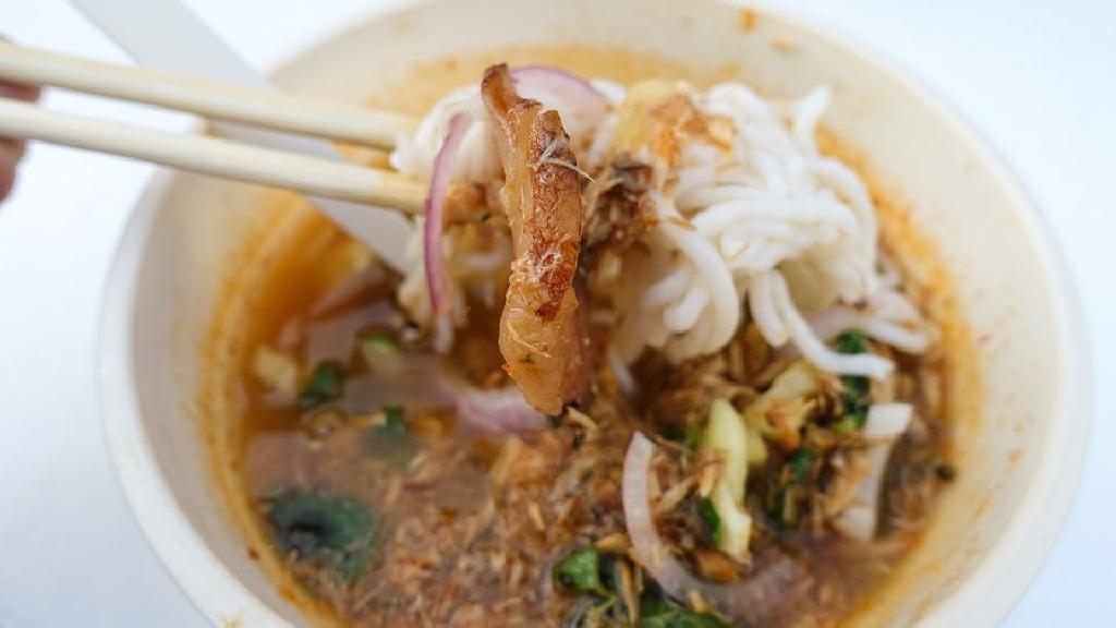 マレーシアの象徴的な麺料理 ラクサを食べる方法